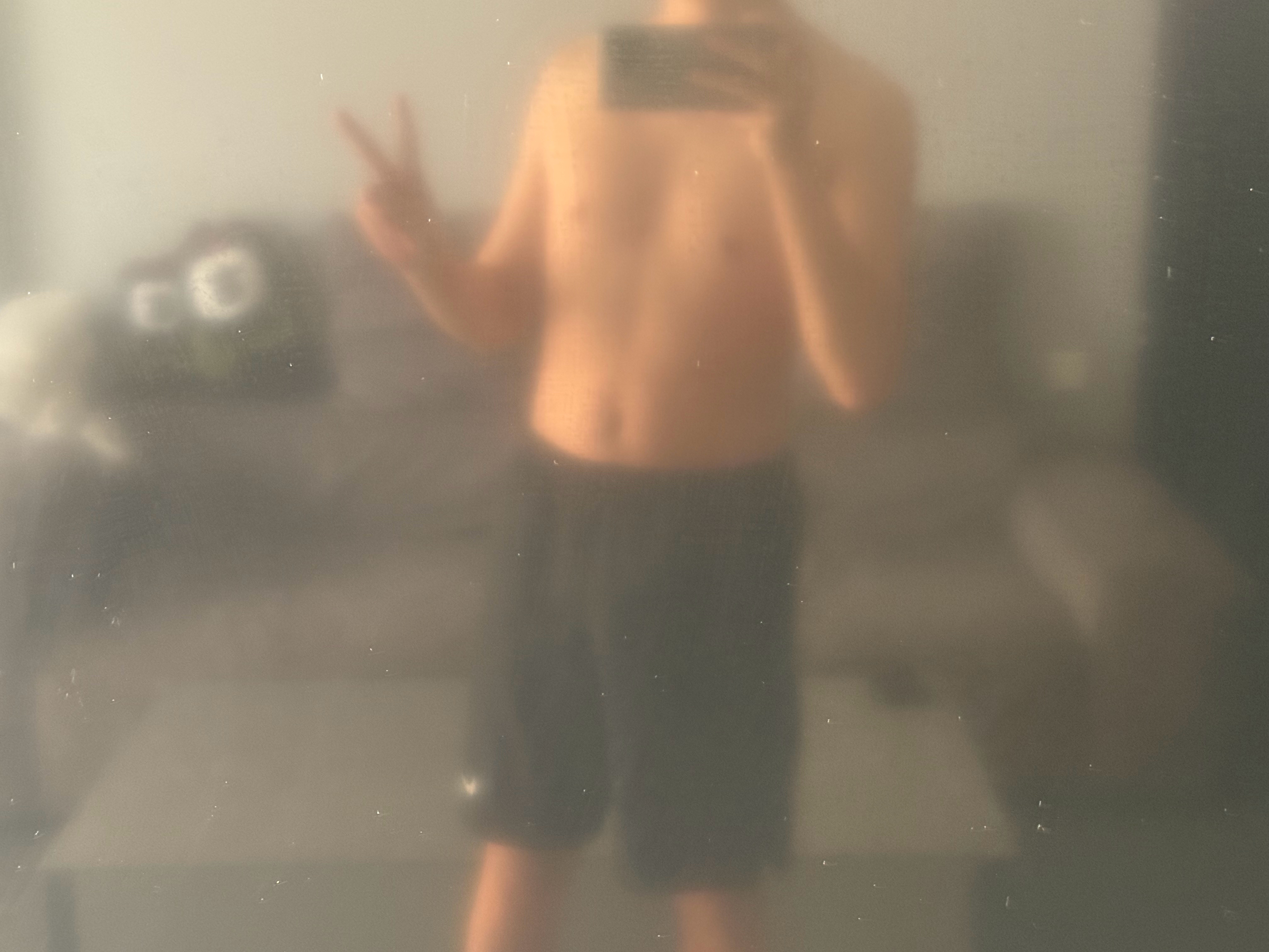 早起没有胸肌腹肌普通的我透过脏玻璃的有雾的渤海湾磨出水泡留下黑印子的脚背 