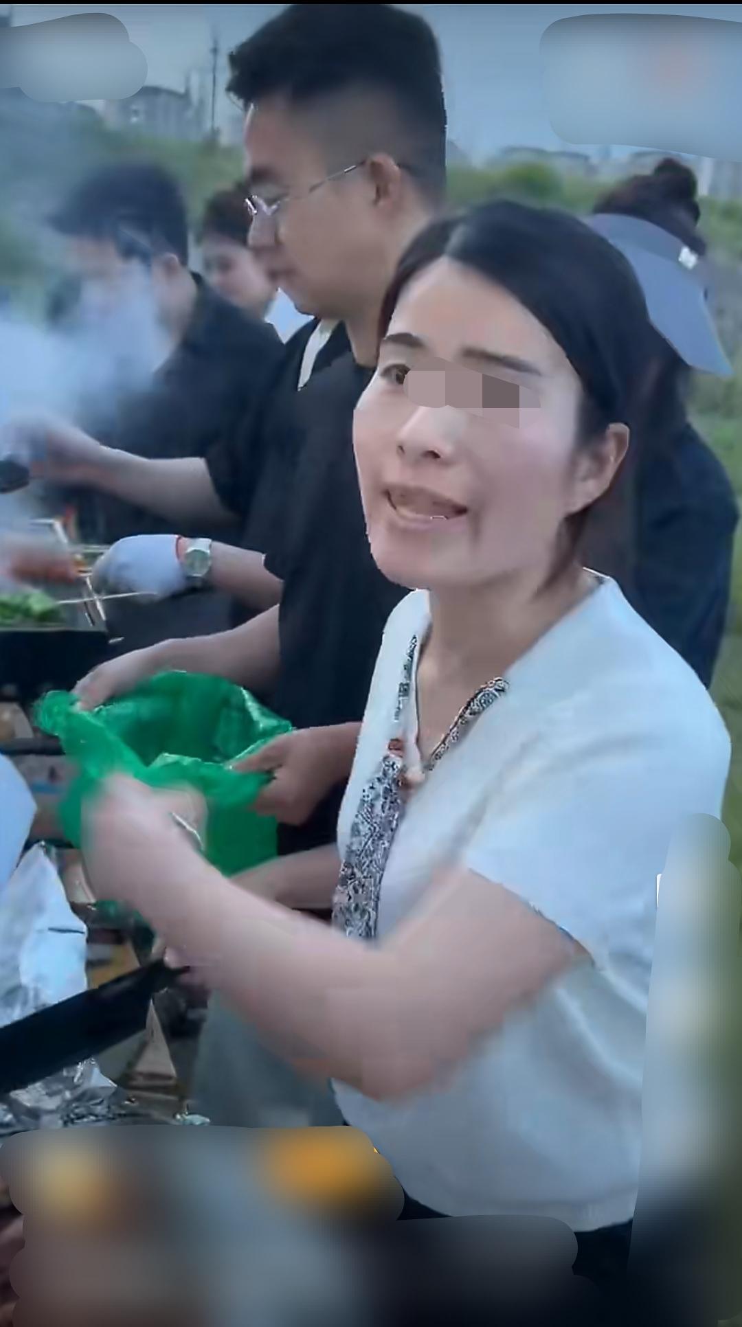 一群人拼伙露营聚餐，这对夫妇觉得他们带过来的这份烤全羊吃不完，大家都还没吃呢，就