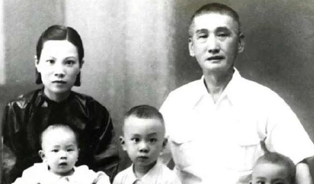 有一次，杨澜问黄霑：我有点好奇啊，您那句沧海一声笑，涛涛两岸潮的词是怎么构思出来