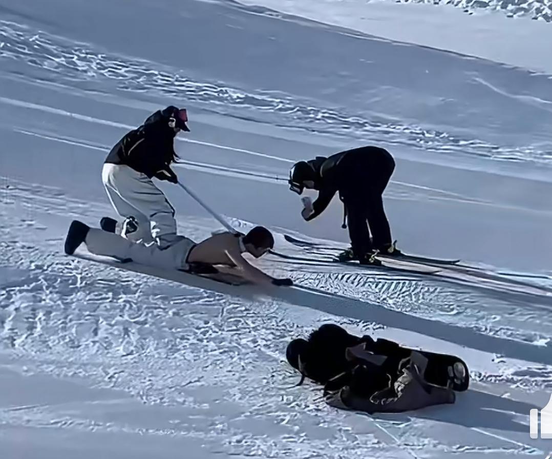 新疆阿勒泰某滑雪场，惊现人体雪橇，危险又无知的举动简直惊掉下巴。只见一男子赤身趴