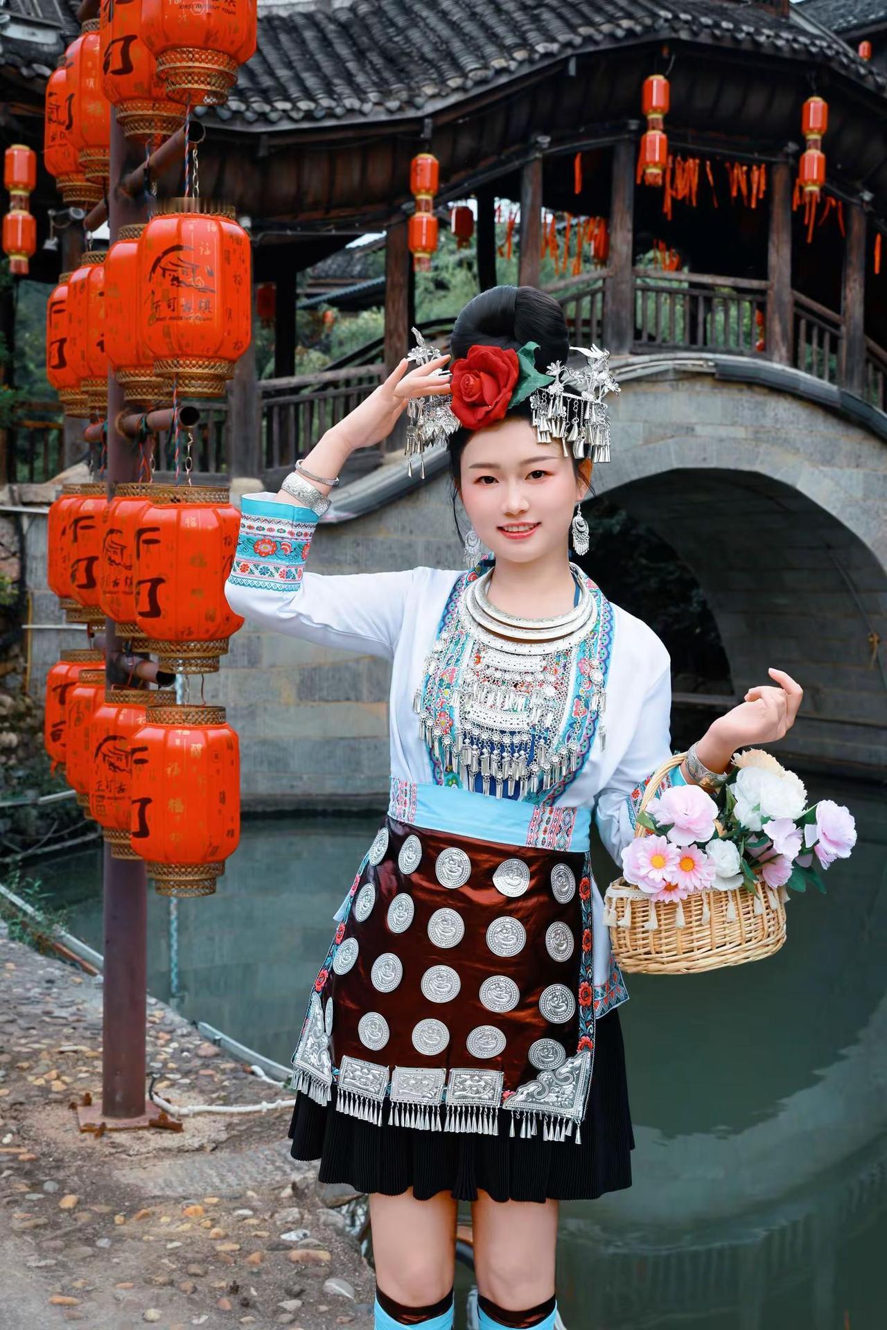 你总说我笑起来傻傻的 ，可我只有见你的时候才会笑山里姑娘 民族舞