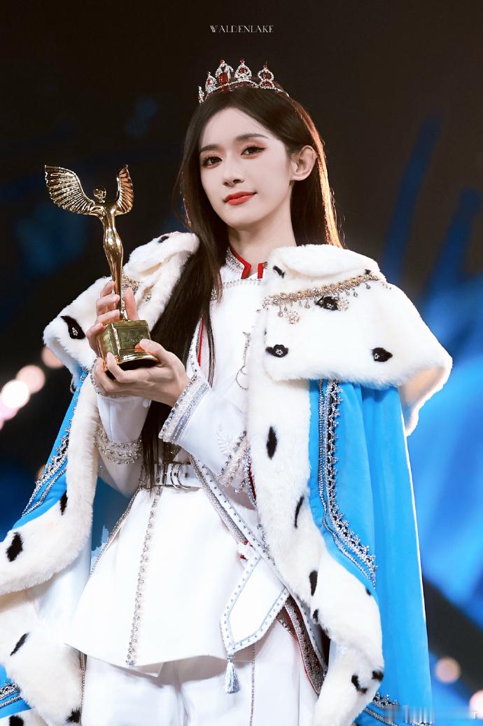 SNH48 蒋舒婷拿季军，穿上人生第一件披风。当年队里最小的小朋友，现在成了全团