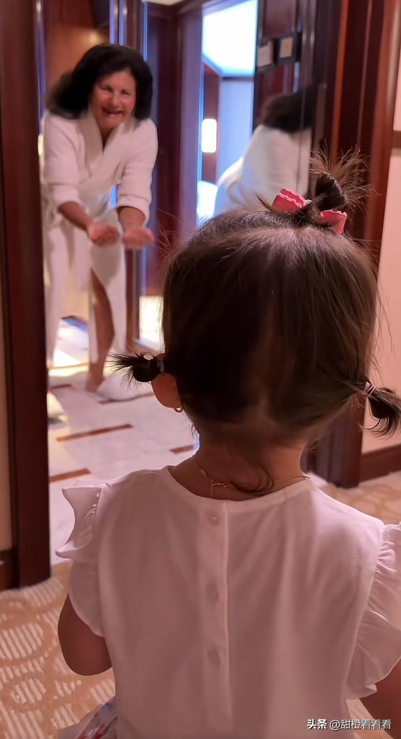 凯莉有点不认识奶奶了！
阿迪带凯莉来酒店见奶奶，奶奶见到凯莉很开心，凯莉却站在原