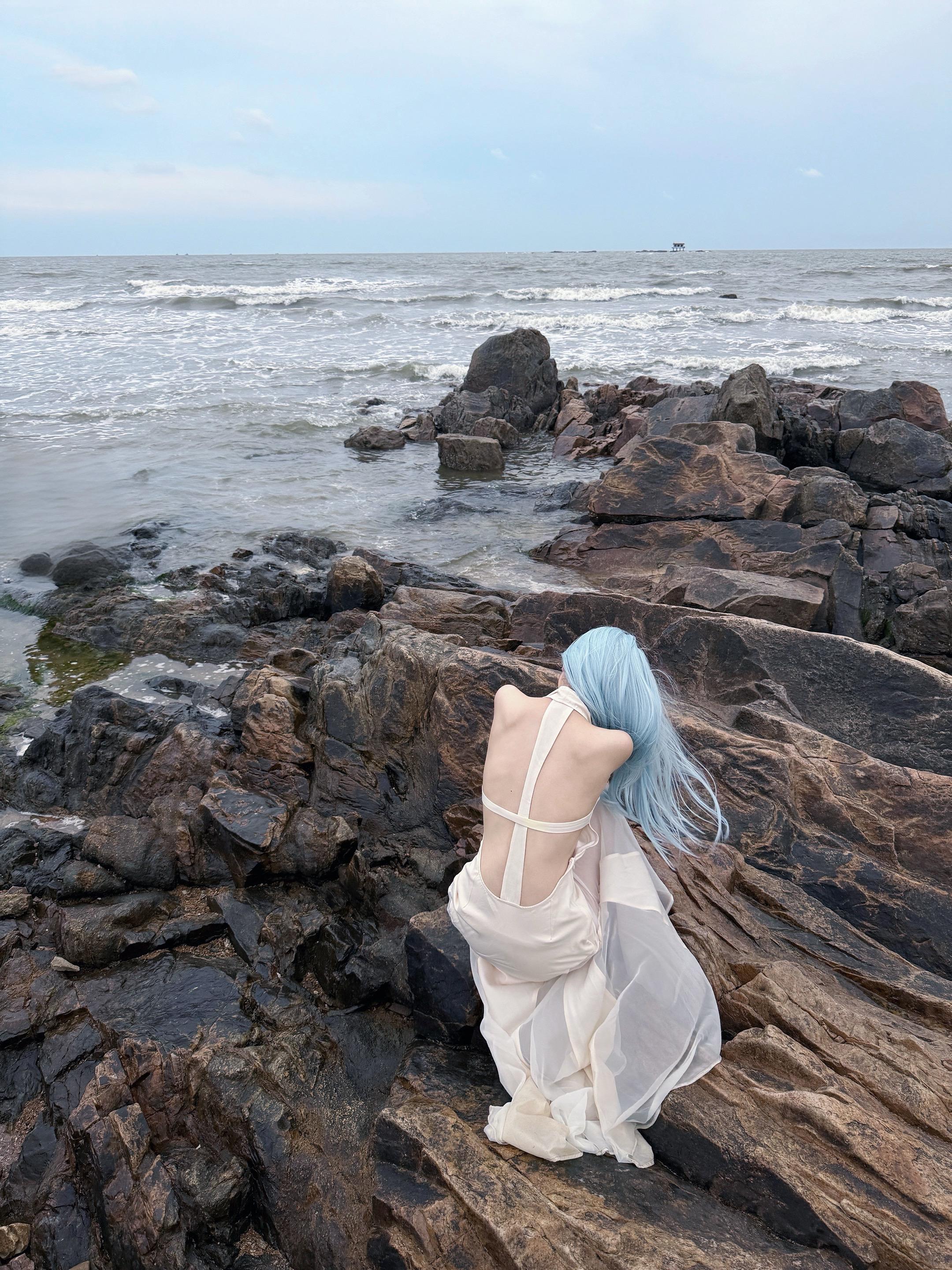 咸涩与浪声共振 把心事交给潮汐带走。