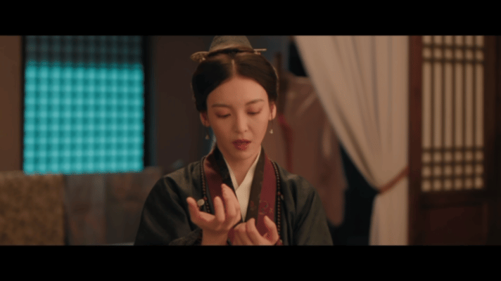 花开锦绣左氏出场自带鬼片滤镜 祠堂戏那段我确实被吓到了。左氏披散着头发，手里握着