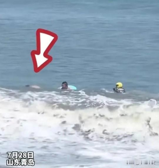 痛心！山东青岛，父亲营救落水孩子不幸遇难，医护人员实施了最后的抢救，没能救过来。