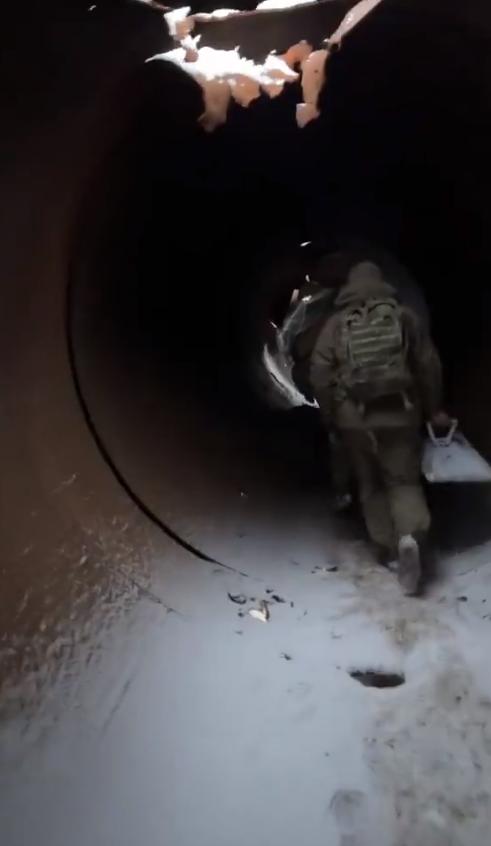 俄罗斯士兵小心翼翼地穿越位于查西夫亚尔（Chasiv Yar）的干涸的、被积雪覆