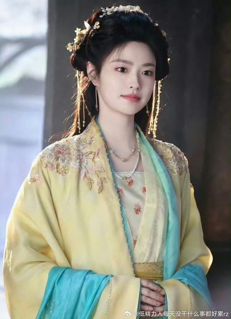 完全不适合古装的凑眼睛女主和可能没比女主高几厘米的男版瞪眼beta男主，这影视圈
