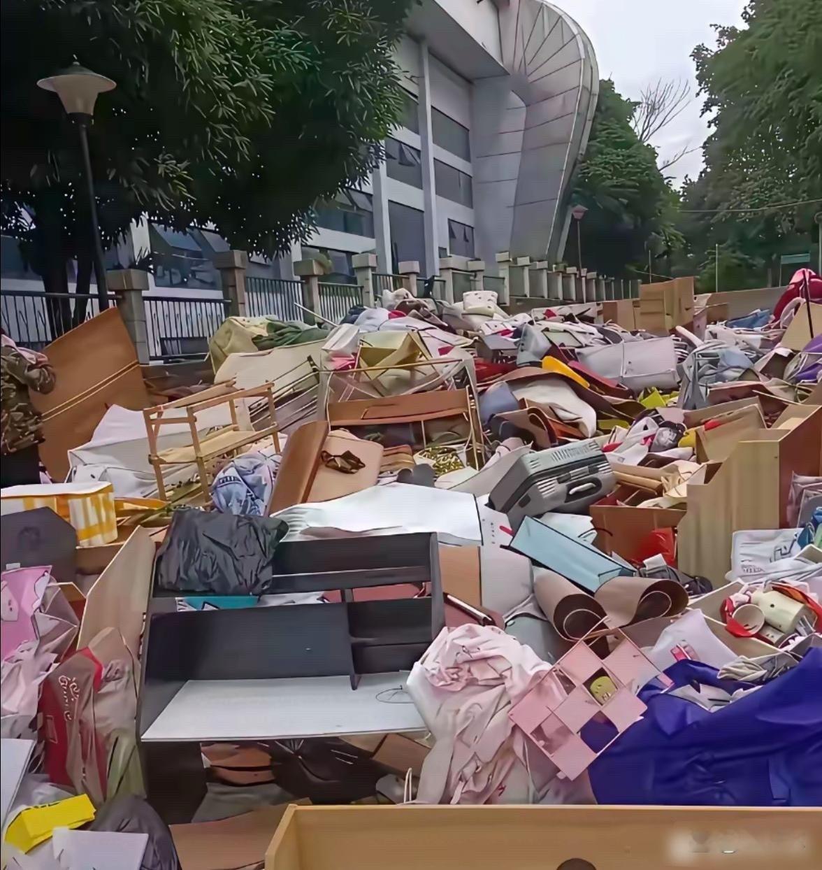 大学宿舍，真的是这样的吗？ 