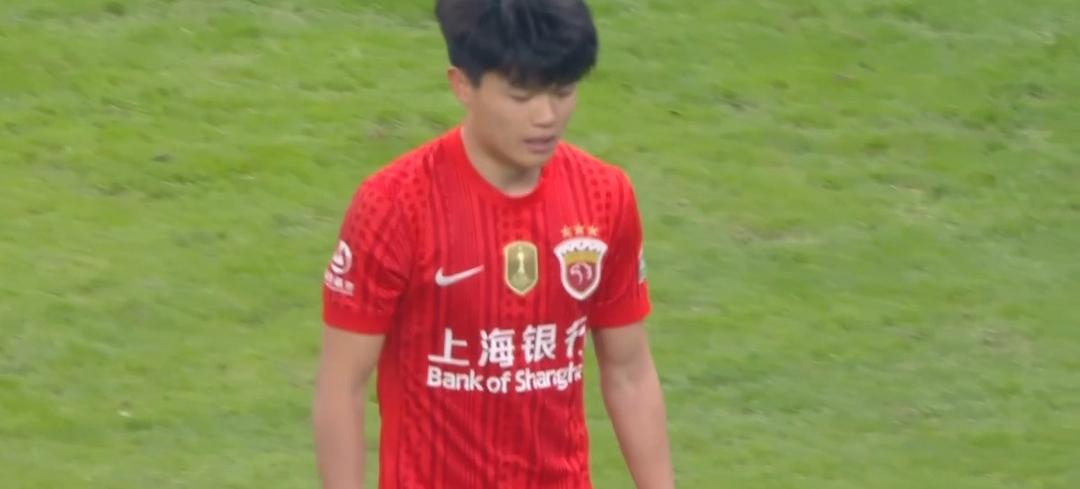 中超联赛第三轮，大连英博主场踢卫冕冠军上海海港，双方上半场战成0：0平，这半场比