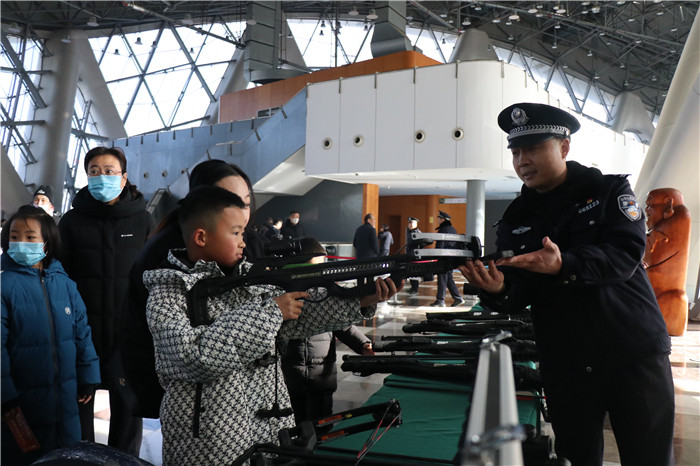 沉浸式过节!东平县公安局组织开展第六个中国人民警察节宣传活动