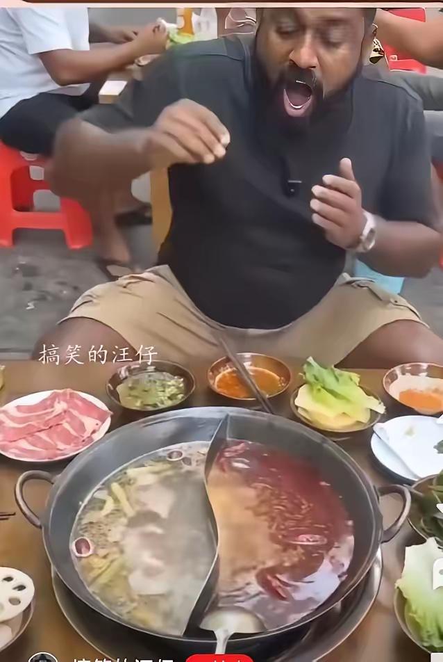 印度小伙在重庆吃火锅，盯着火锅看了三秒，直接伸手就往里面的肉，

指尖刚沾到油泡