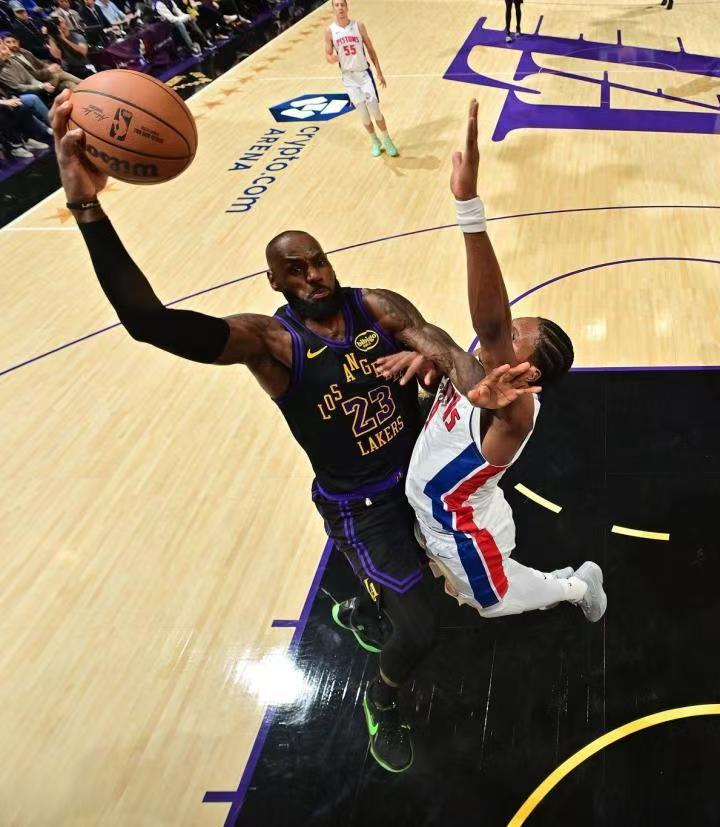 詹姆斯未能延续连续入选全明星首发的纪录，他在全明星投票中排名情况为，在球员投票中