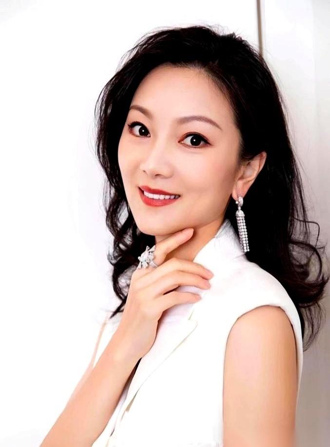 那张748万的罚款单，哪是什么罚款单啊。
那是她等了十几年的，“转正通知书”。