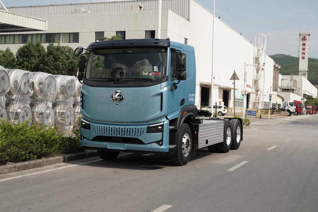 要说安全系数高，还得看乘龙翼威 5 牵引车！它采用第三代龙骨驾驶室，军工级高强度
