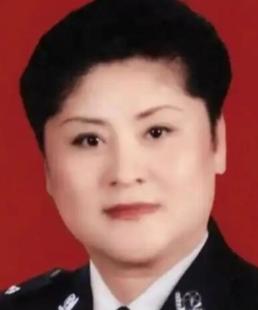 1988年，女警王玉荣结束卧底任务未换警服，遭两名壮汉强行塞进出租车，脖子被歹徒