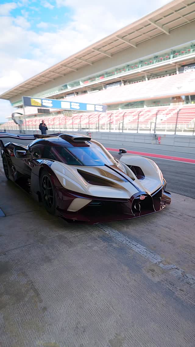 加泰罗尼亚赛道最新一台红金Bugatti Bolide