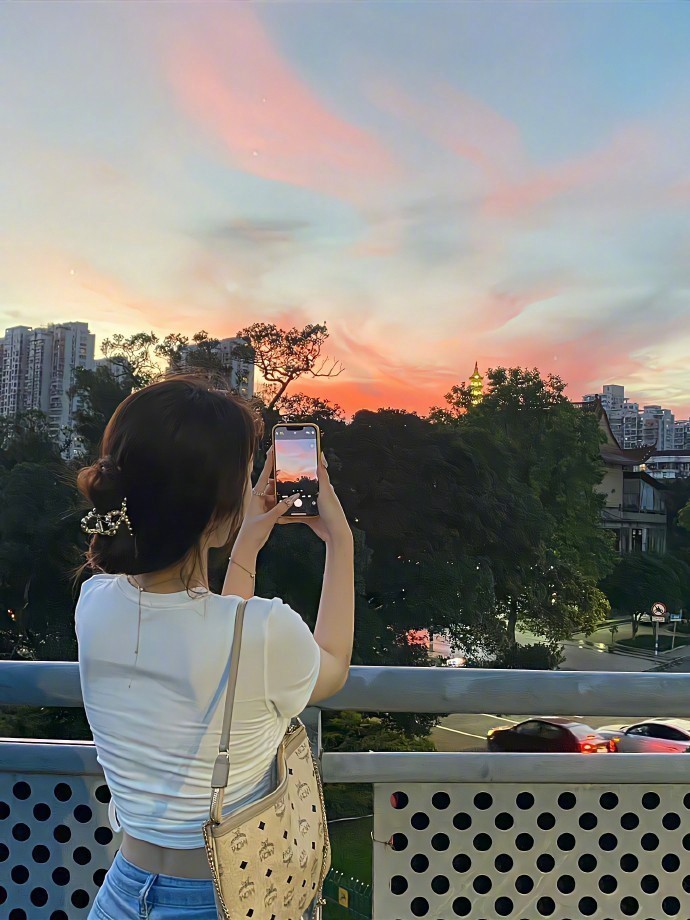 今天看到了一句话：自从我结过婚之后 便再也没有羡慕过婚车里坐着的新娘了 那一日我