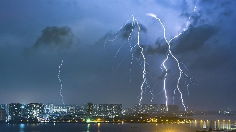 打雷
下雨
已经不惊奇了
还未睡
老天又下雨了
还有雷声