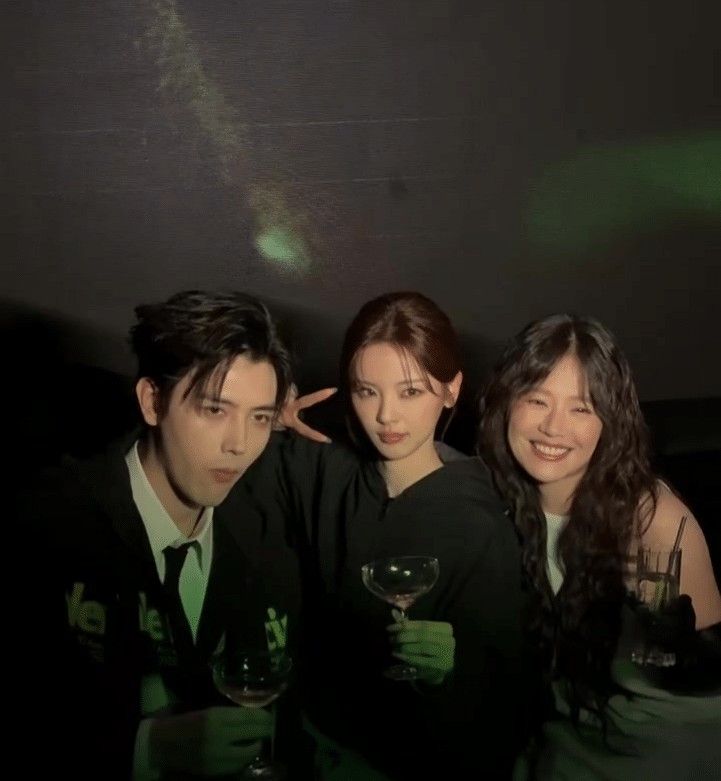 陈飞宇、杨超越、马思纯 秀后派对合影~ 