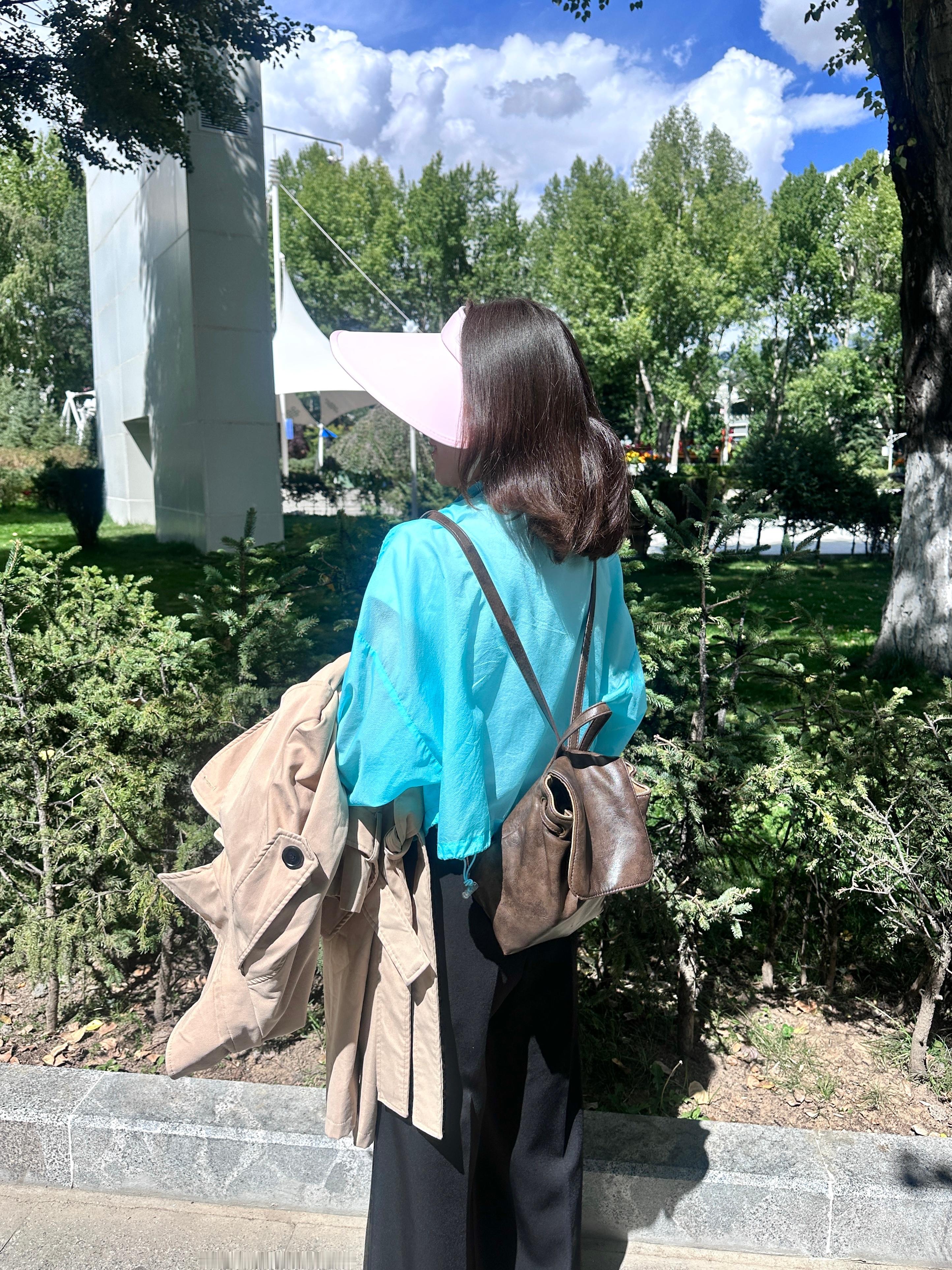 正敷着面膜 给大家汇报一下今天 和妈妈去布达拉宫和宗角禄康公园玩啦 妈妈全程一直
