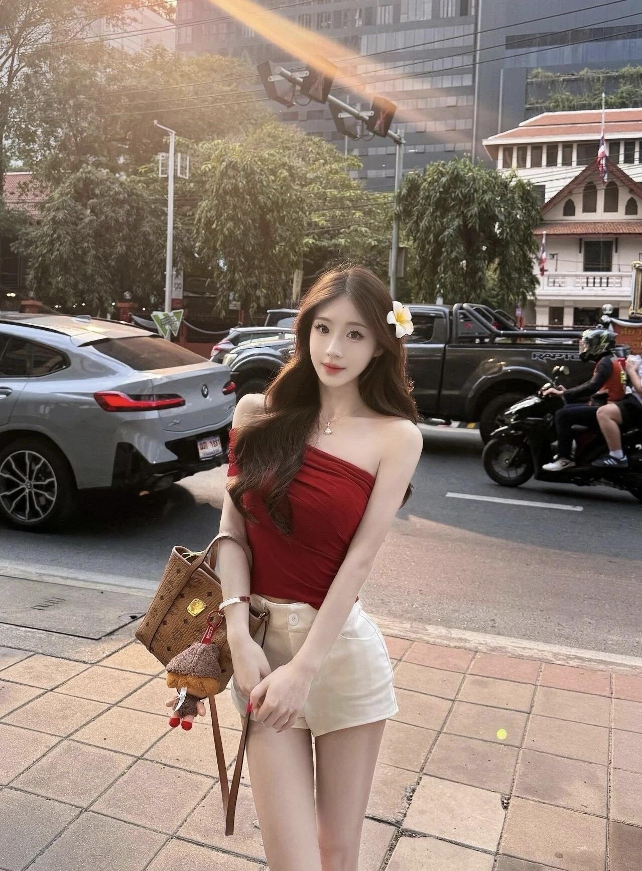 红衣少女与城市背景的完美融合