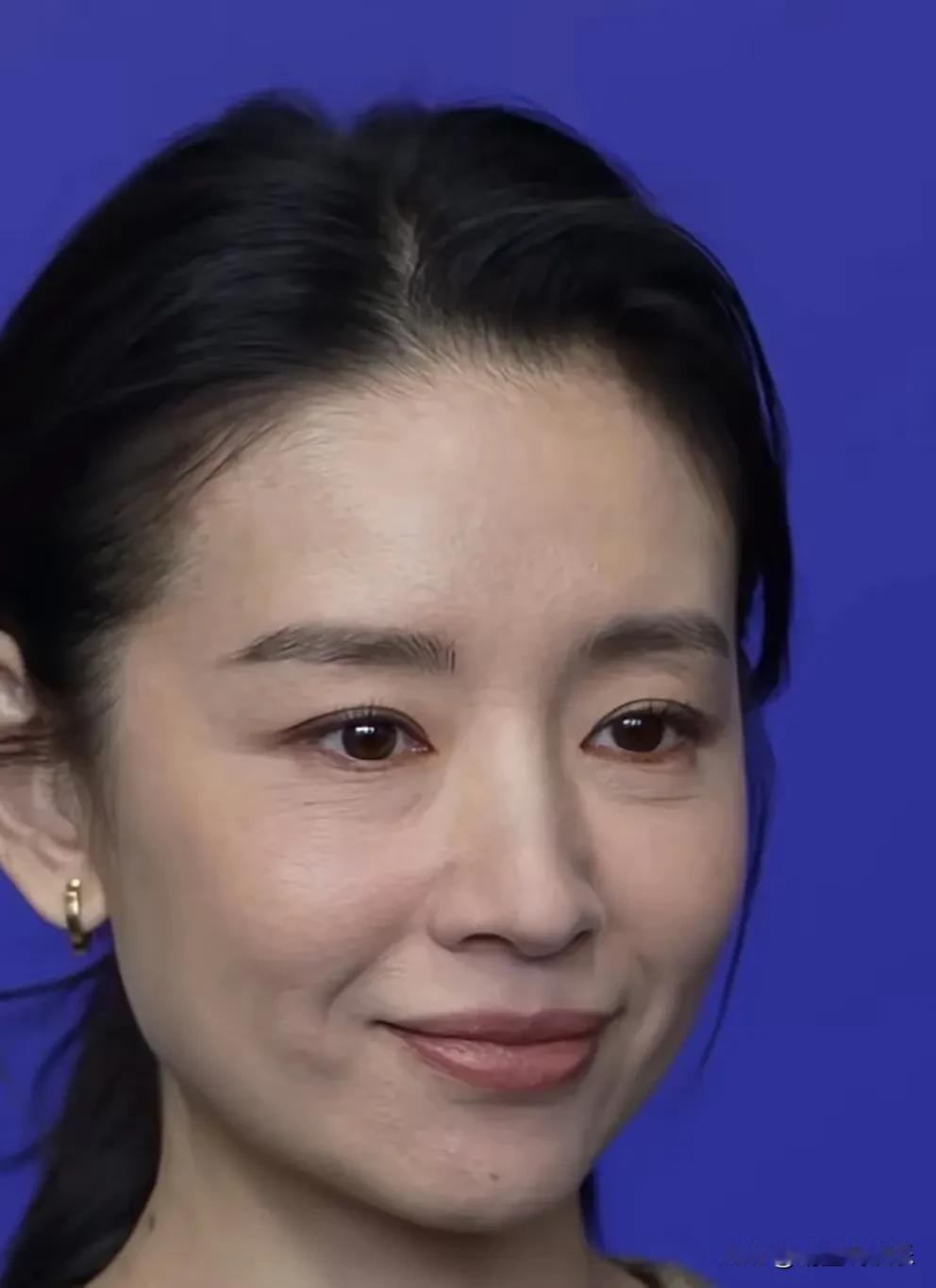 44岁的董洁真的老了，
生图状态下眼袋眼纹特别显眼，
感觉她在女明星中花期较短，