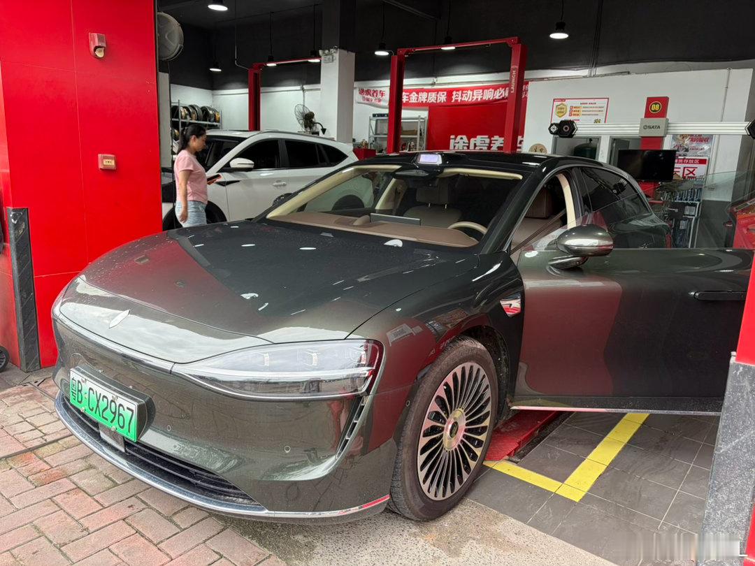 过来给享界S9T补个胎。胎压变成1.1了，实在不能开了