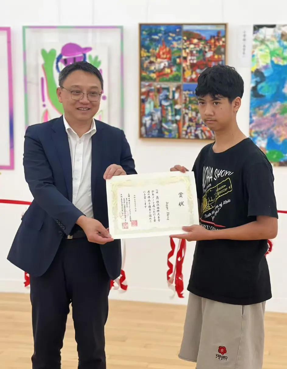 7月31日，刘芸儿子郑熙岳突然引发了热议，起因是郑熙岳的画作在东京画廊展出，然而