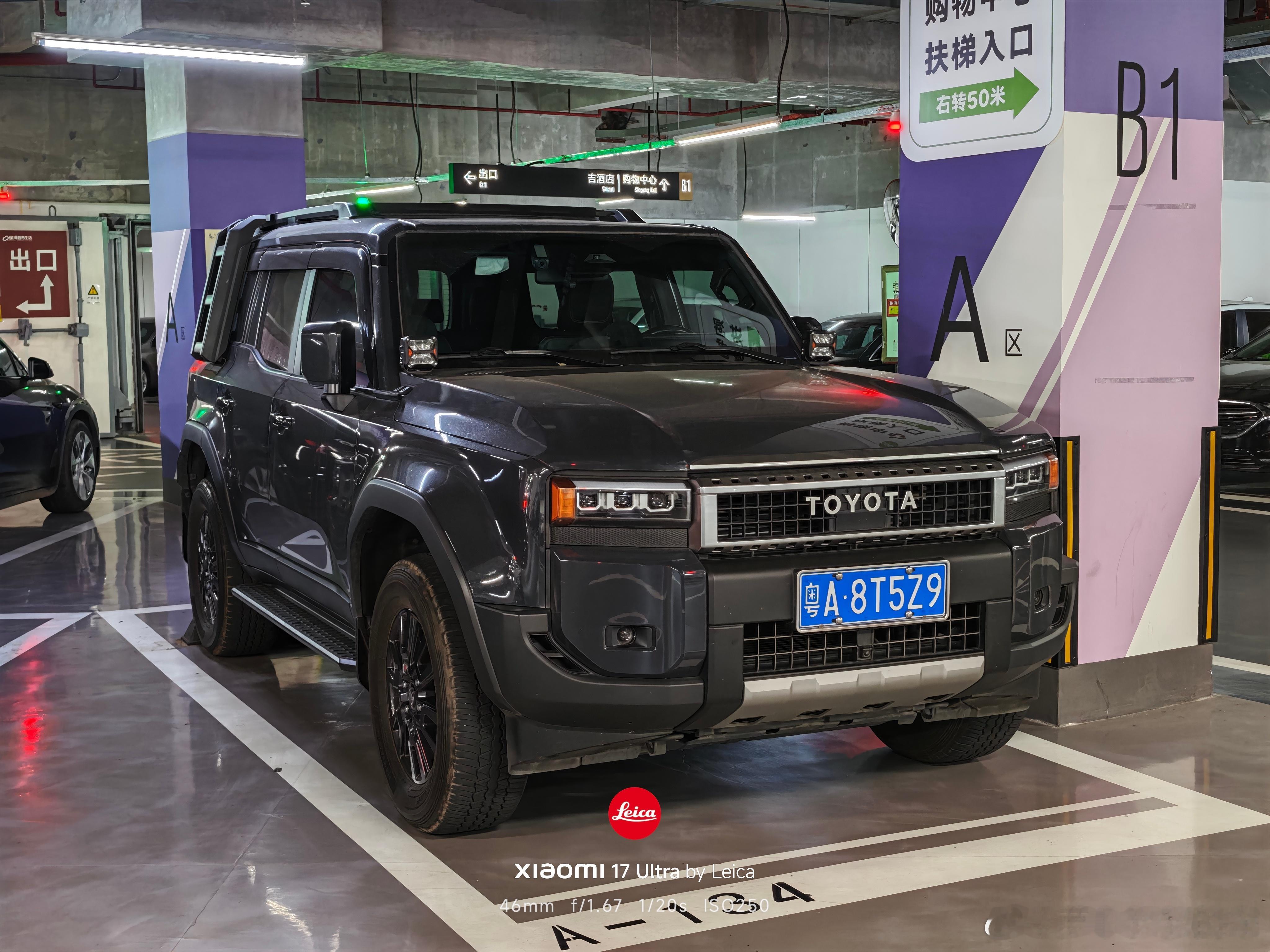 近日尝试不开车，走路30分钟上下班，路上随手拍一拍偶遇的那些亮眼的汽车。看到路边