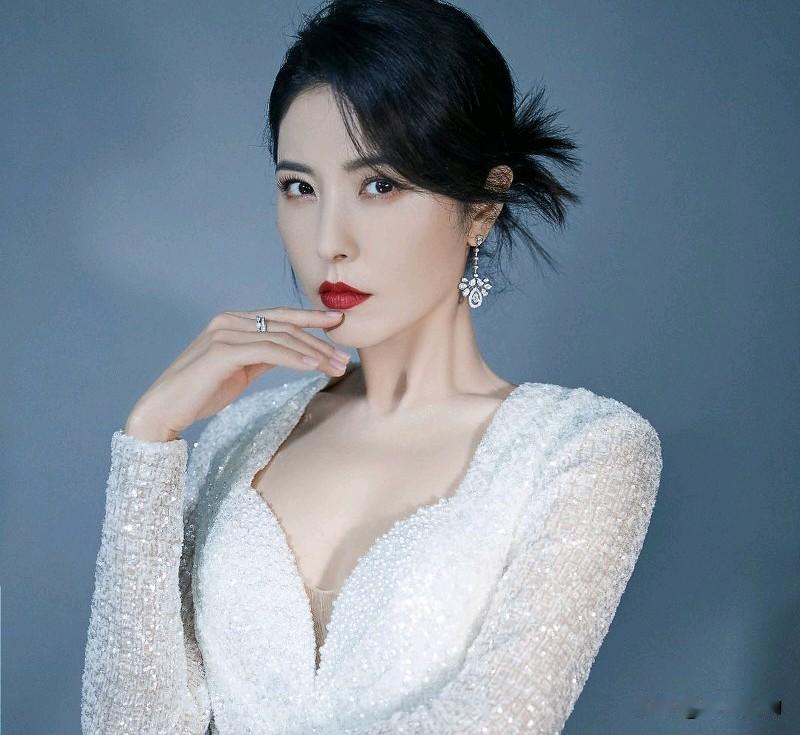 曾黎1976年9月17日出生于湖北省荆州市，满族，毕业于中央戏剧学院表演系本科班