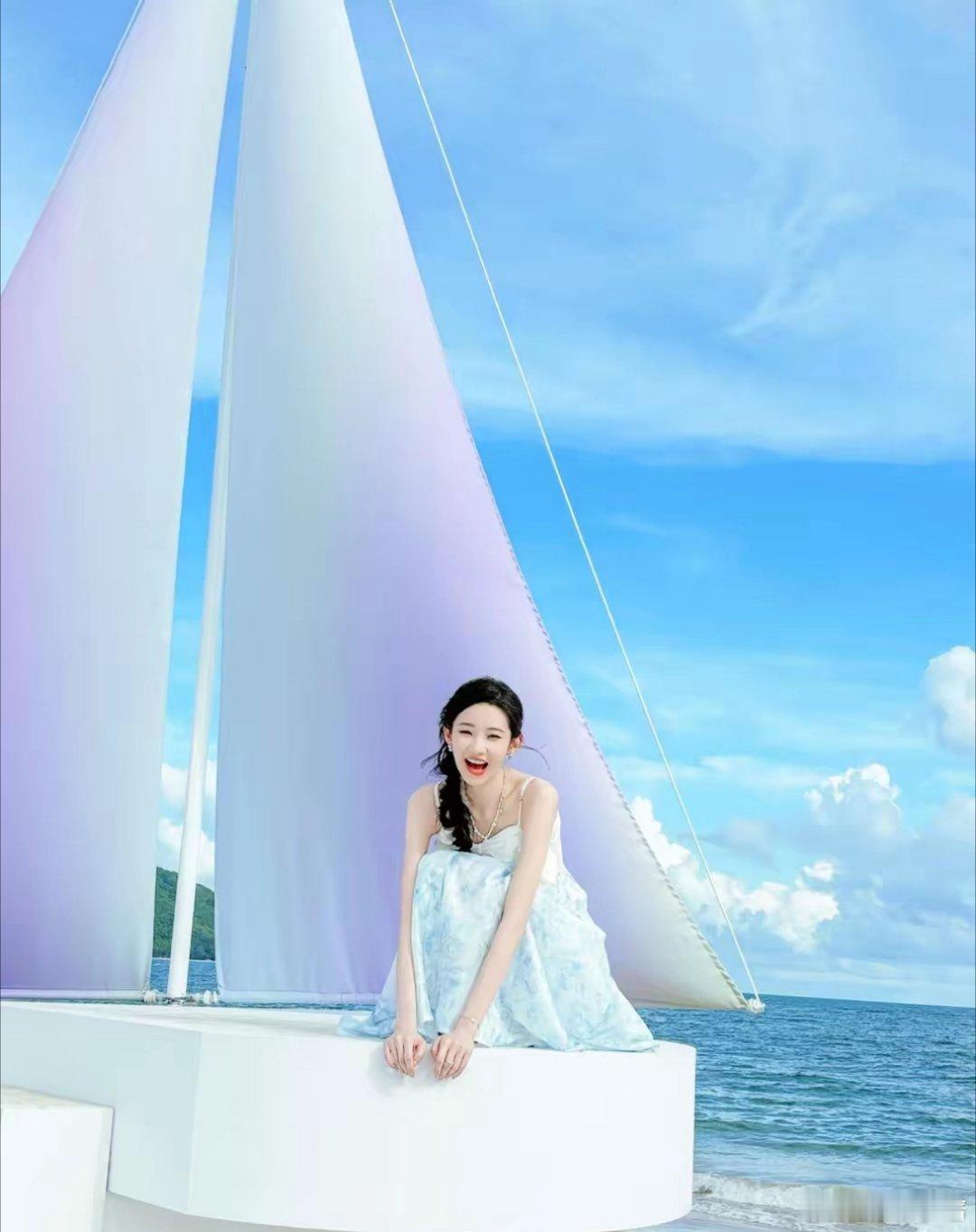 张艺凡海南分享海边大片，穿吊带衣大秀小蛮腰，身材好到极致！ ​​​