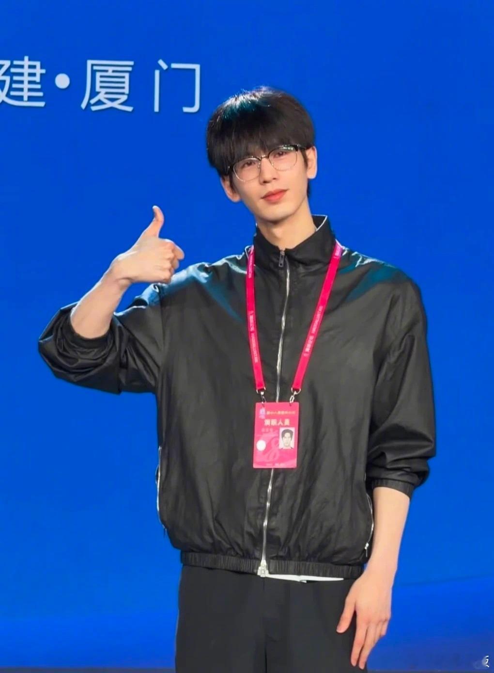 张凌赫活动证件上用的真名 张凌赫活动证件上居然用的是真名“张家玮”，看着好亲切呀