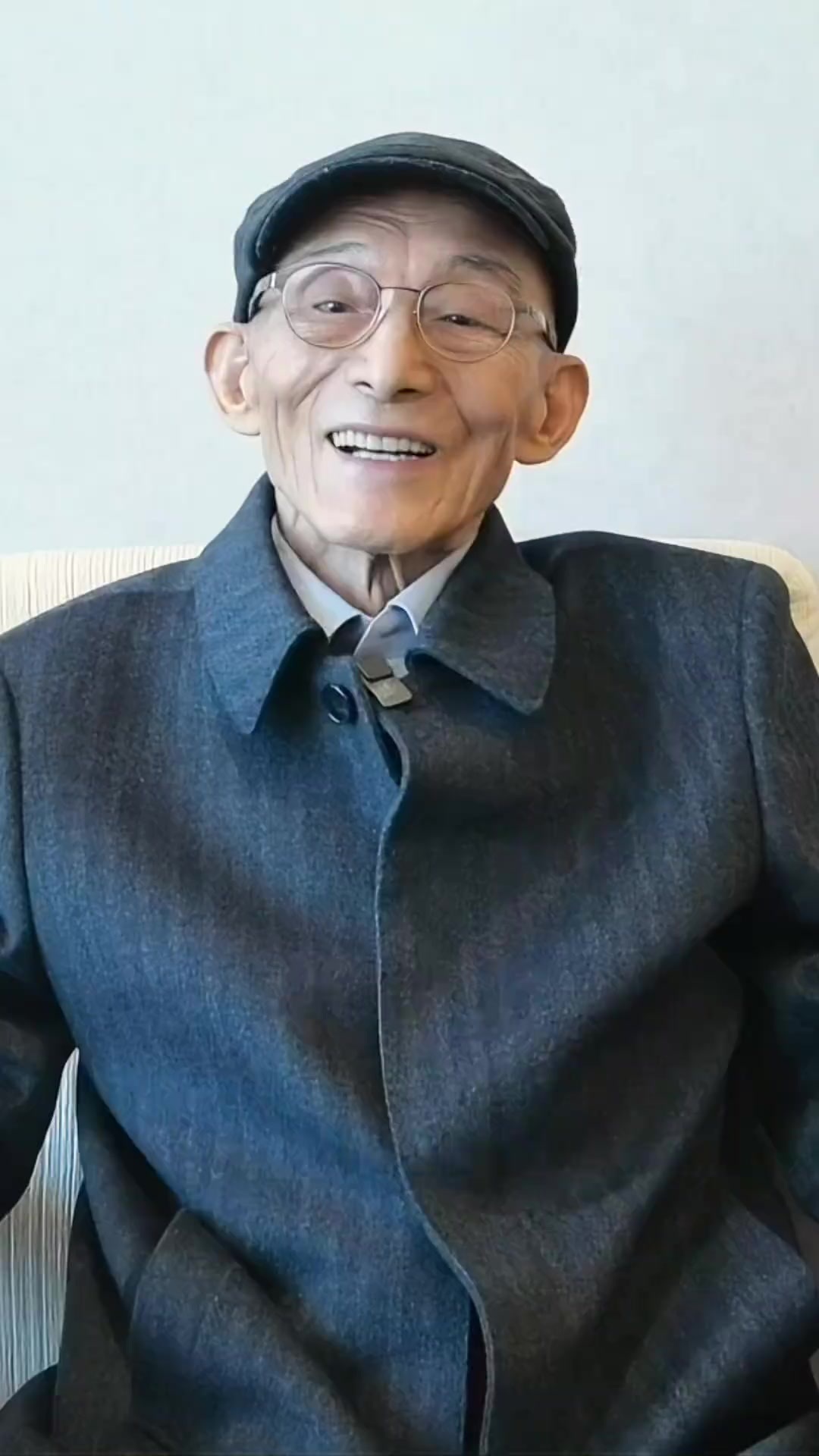 92岁游本昌拍短剧 9月9日，凤凰网视频《君品谈》节目发出视频，知名演员游本昌的