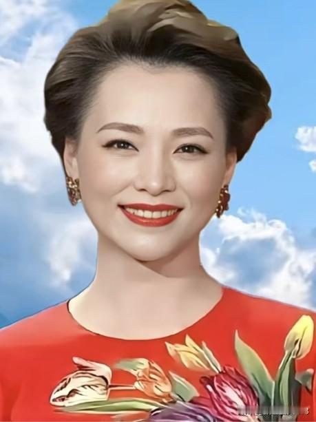 高颜值女主持人她们站在镜头前时专业从容，过硬的业务能力衬得眉眼格外有光，卸下荧幕