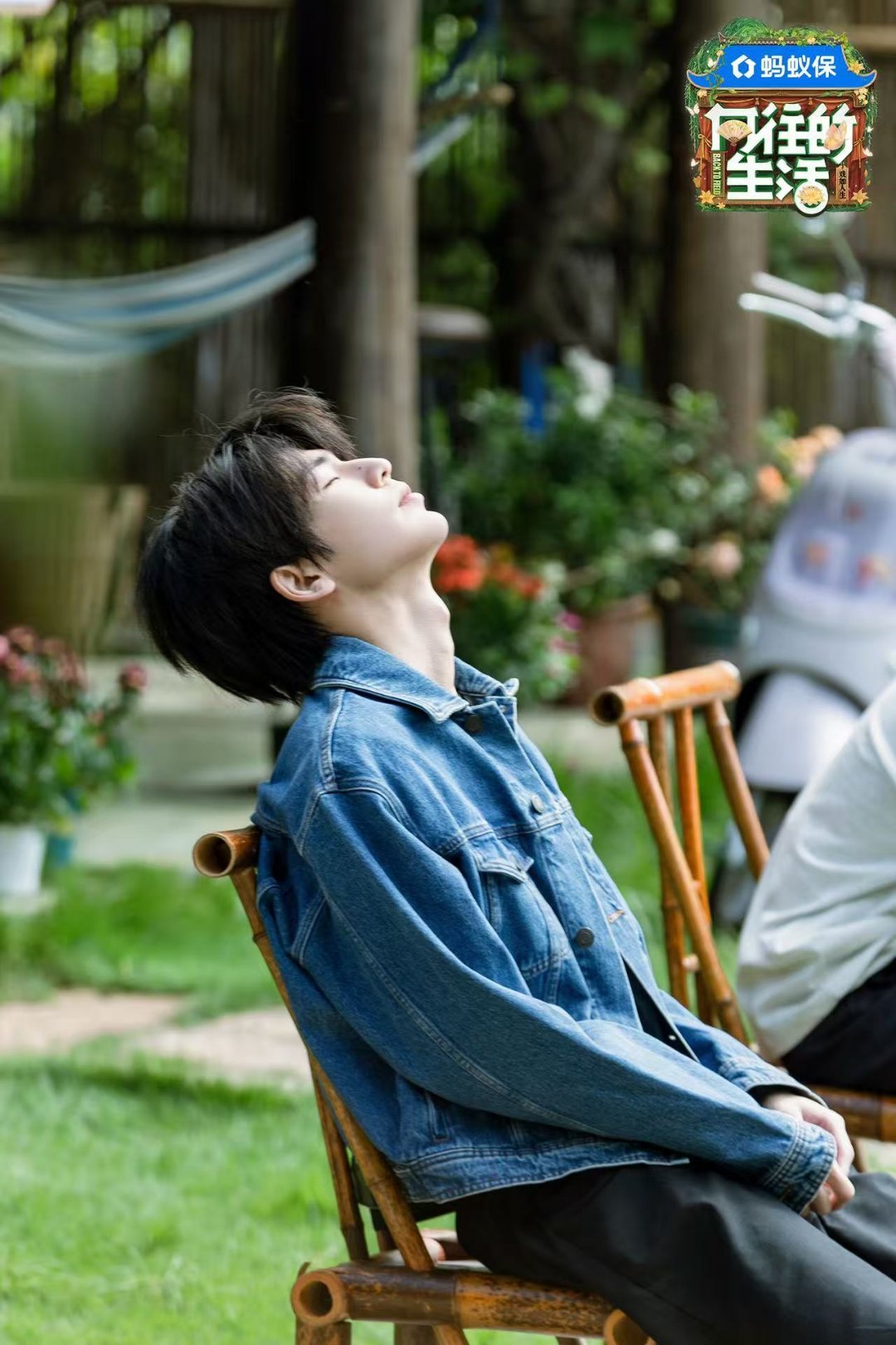 张凌赫在节目里坦言是扁头，羡慕彭昱畅的圆脑袋。但看着凌赫这浓密发量和帅气脸庞，只