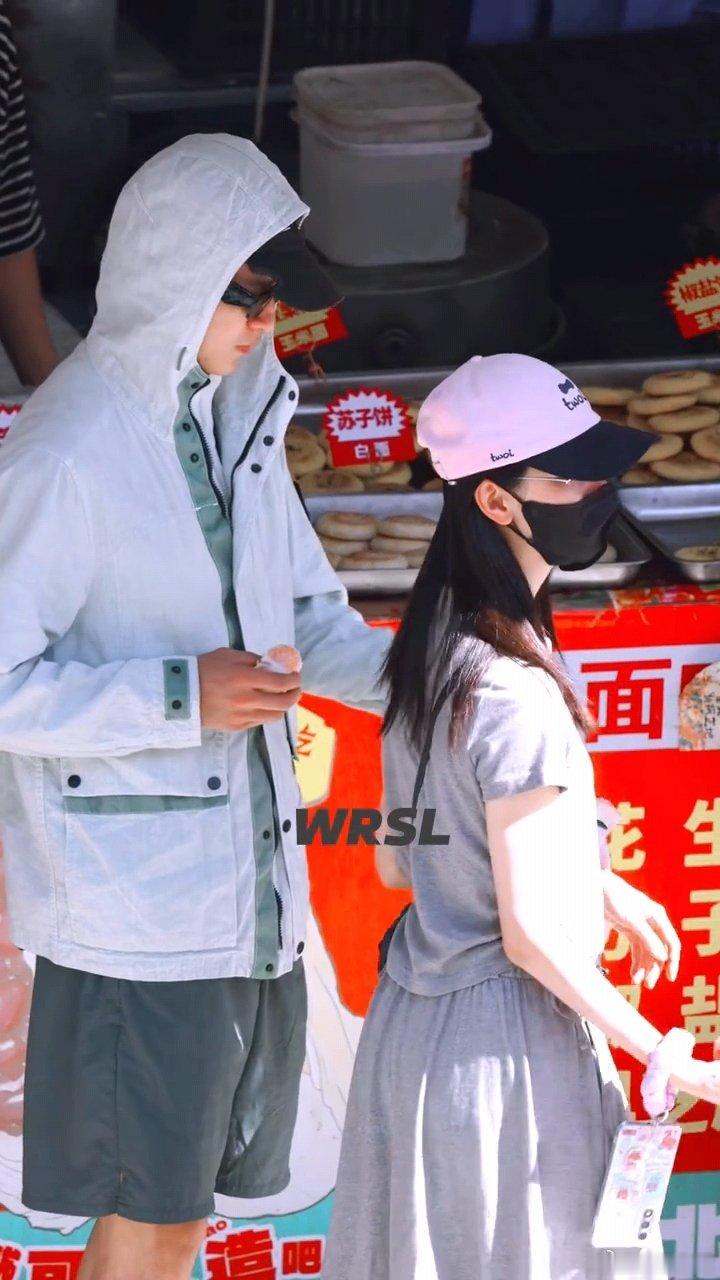 陈都灵屈楚萧逛东北早市陈都灵屈楚萧体验东北早市 嘟嘟逛东北早市吃美了！一直在吃哈