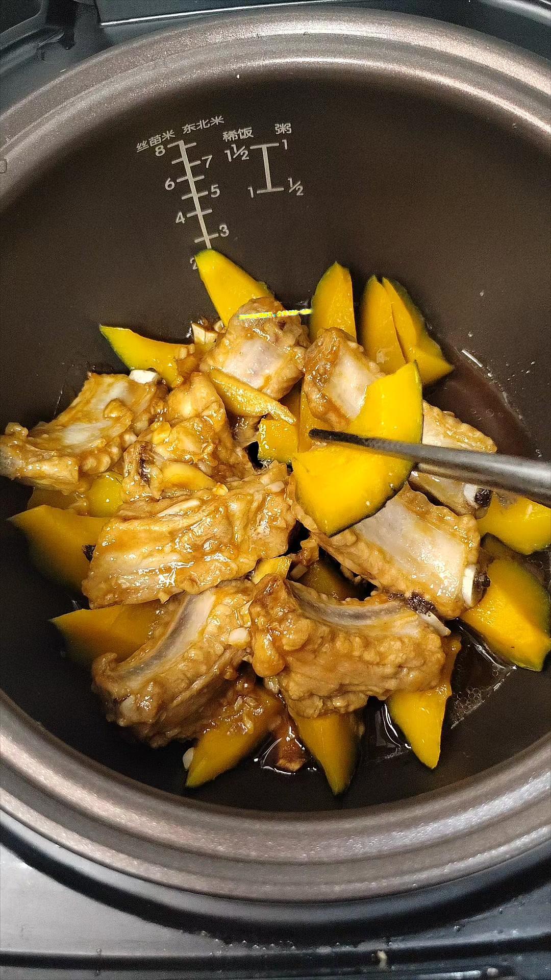 ✨南瓜焖排骨，全程不加一滴水，好吃又减脂，超简单。

🍳食材：
排骨、姜片、蒜
