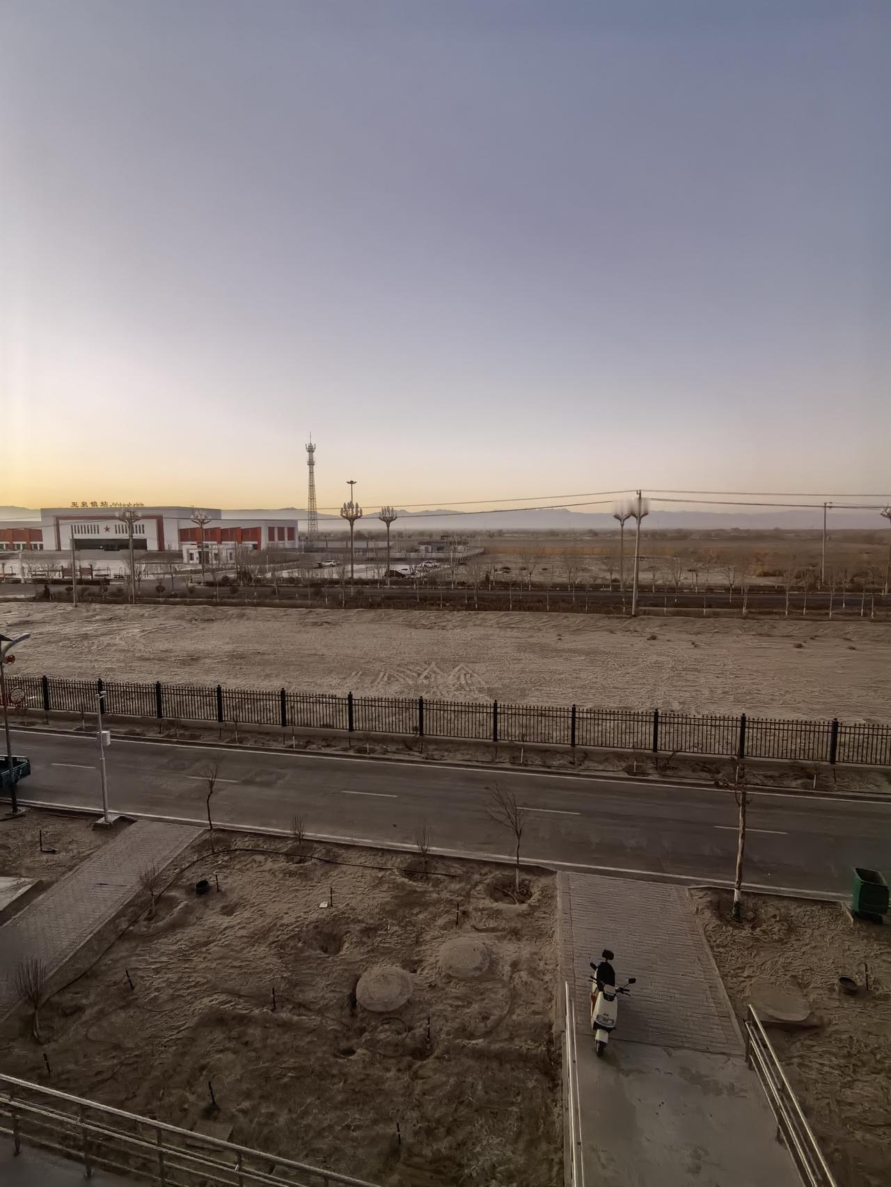 今年冬天的不同新疆二二五团玉泉镇早上9:39的分火车站，晚上19:44分的玉泉镇