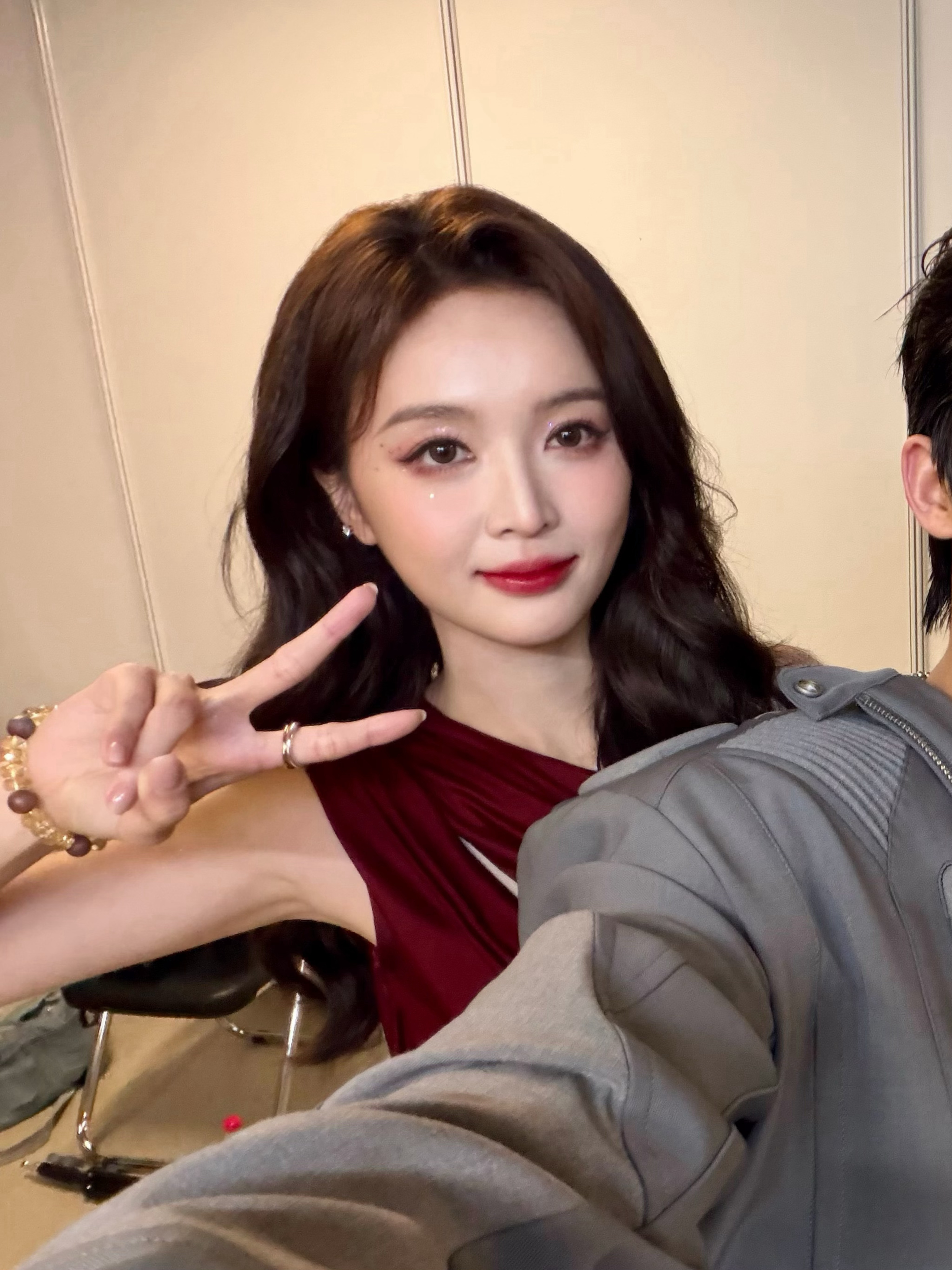 湖南卫视跨年演唱会wxy吴宣仪 捡到了吴选湖南卫视跨年演唱会嘉宾合影的live图