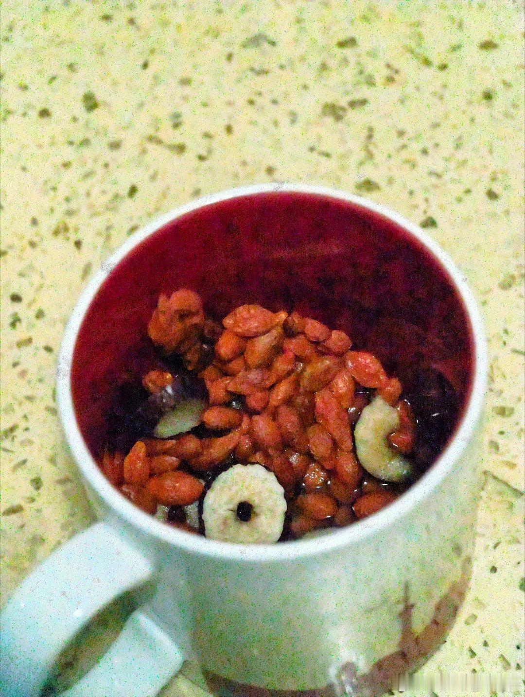 一大早不知道谁的杯里这么多枸杞