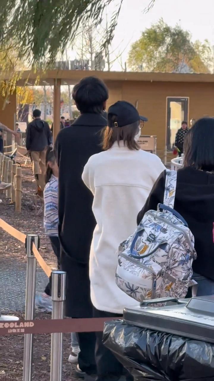 #张若昀唐艺昕带女儿游乐场玩耍##张若昀陪女儿坐跷跷板#真好啊！幸福具象化了 ​