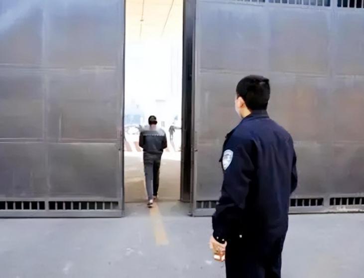 天生恶人王厚军，从成年到38岁被击毙，只在监狱外生活了5年，其余时间全都在监狱度