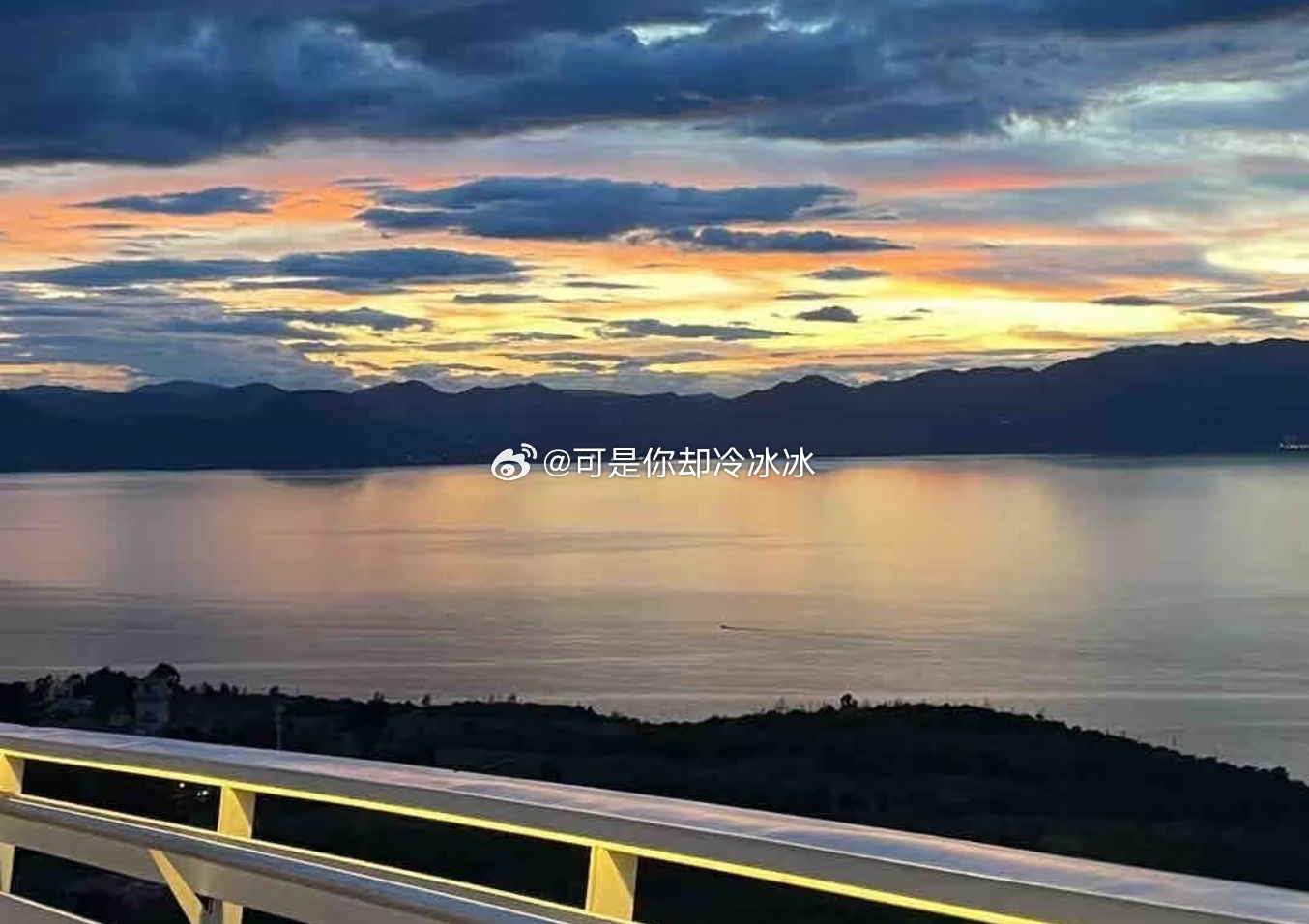 夜色慢慢沉下来，周遭静得只剩窗外微弱的风声。卸下一天紧绷的情绪，终于能抛开繁杂琐