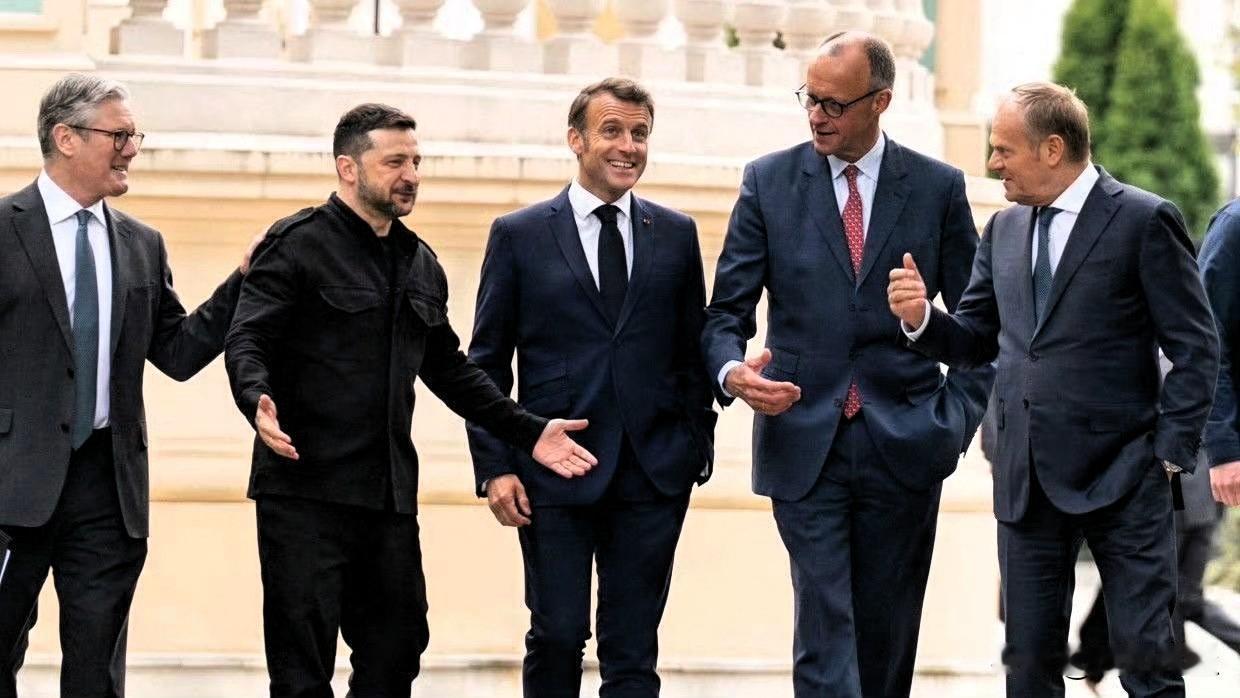 法国总统马克龙:“我们都支持乌克兰与和平，我们手里有很多牌。” ​​​

马克龙