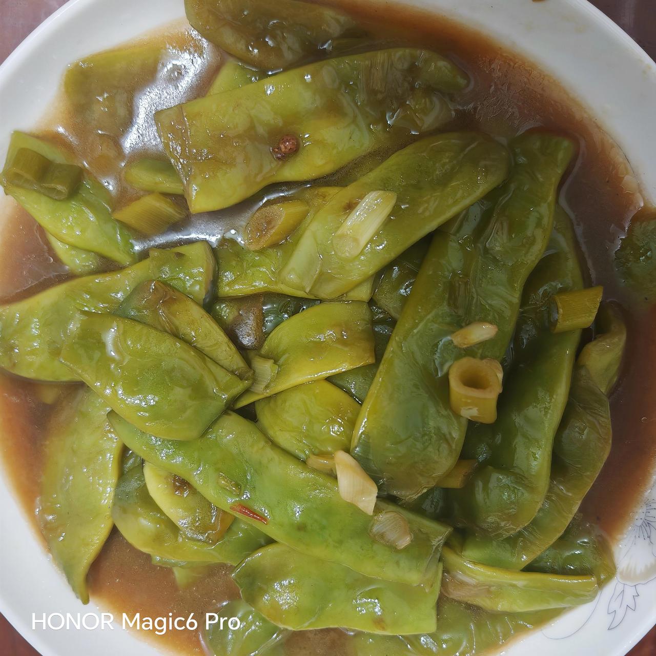 炖油豆烀茄子土豆这道农家菜，简直是碳水脑袋的福音！
做这道菜，食材准备有讲究。茄