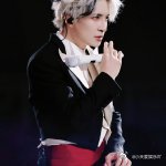 薛之谦黑色深V 谁懂啊！老薛这身黑深V真的太绝了，禁欲又性感，舞台氛围感直接拉满