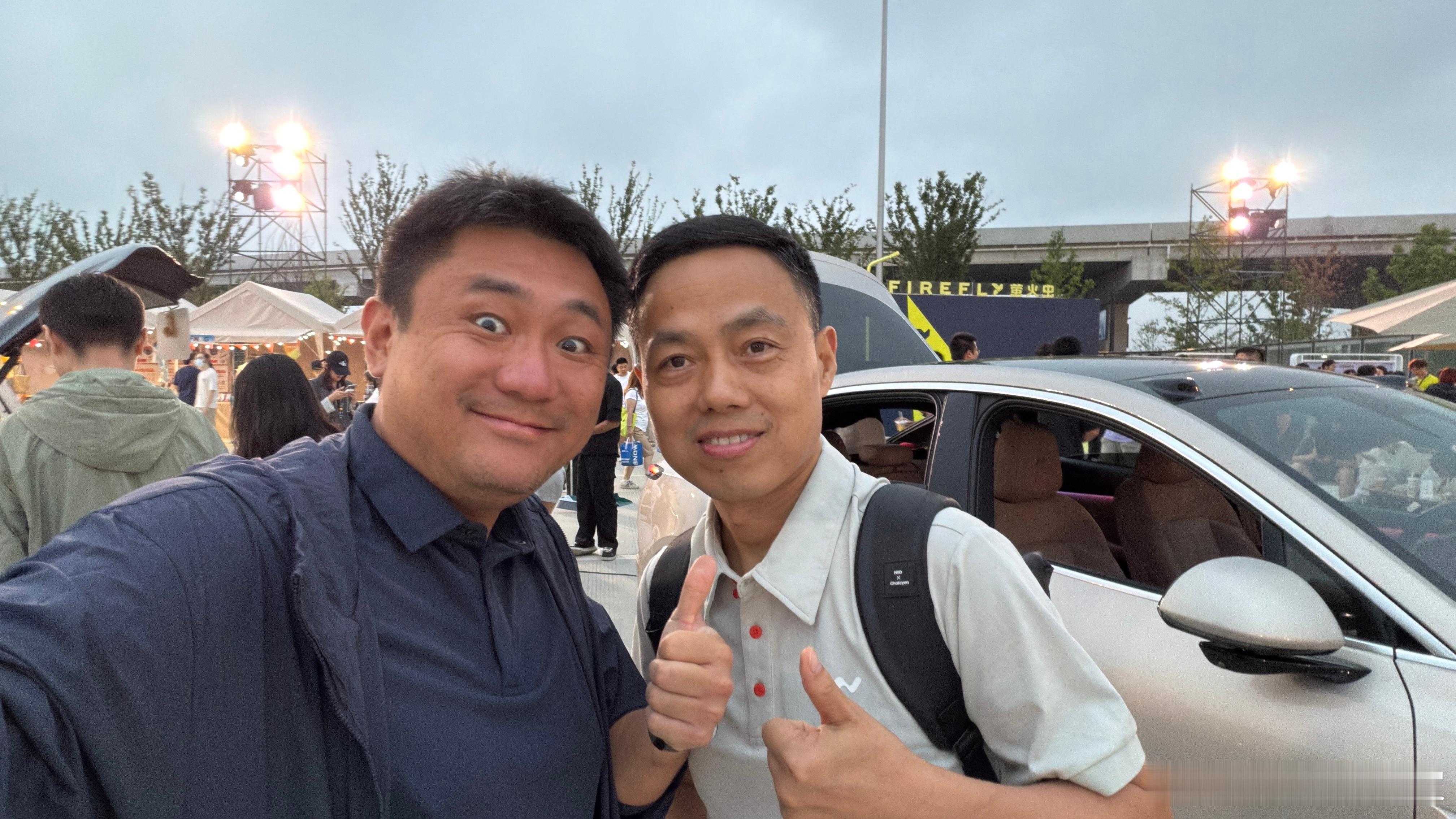 你们合影都抓斌哥～作为乐道车主，我肯定是要抓沈博啊[不愧是你]要知道沈博很抢手的