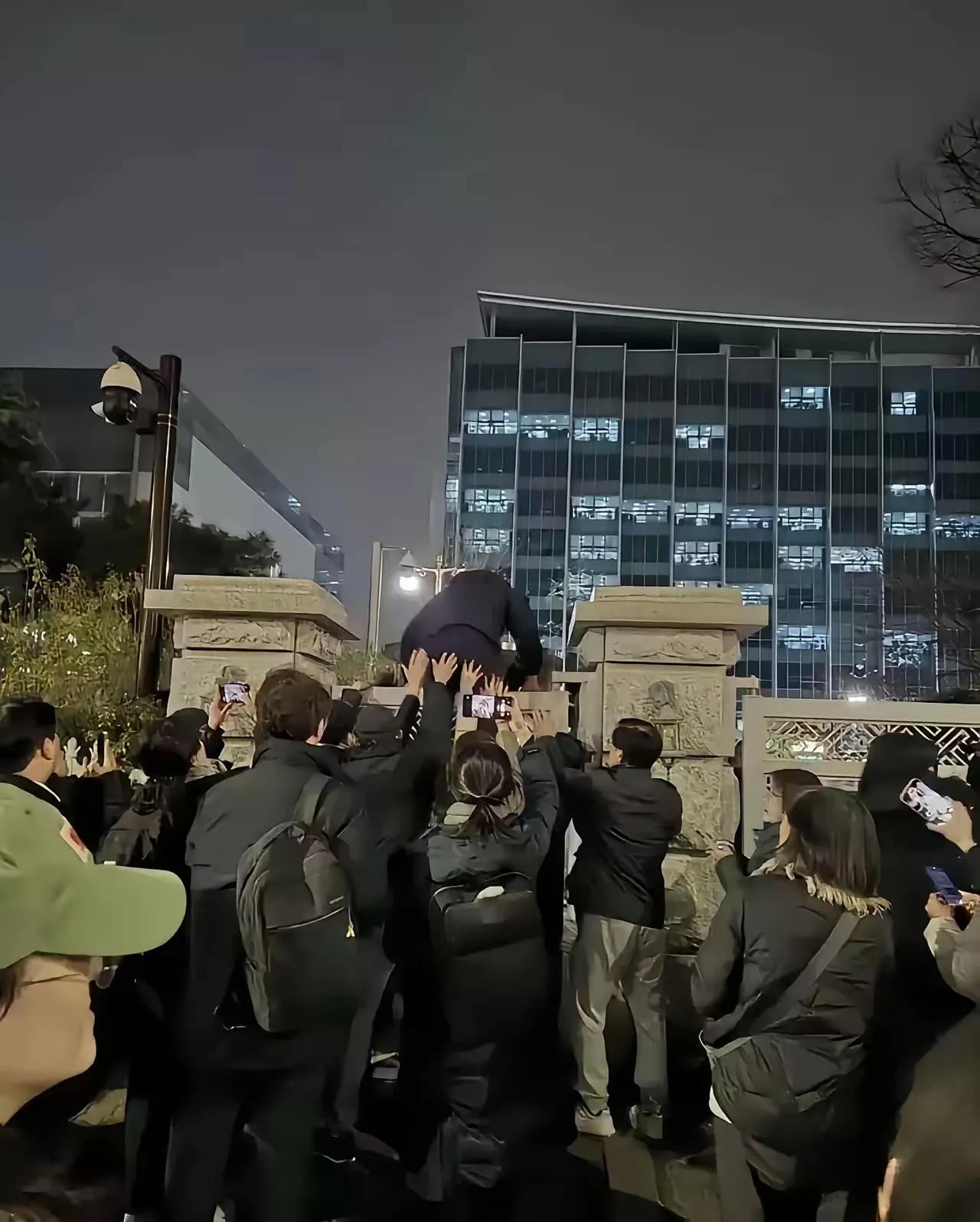 韩国反了吗
李在明都60岁了竟然，
还翻墙过去。
下面支持的人好多啊！
其实李在