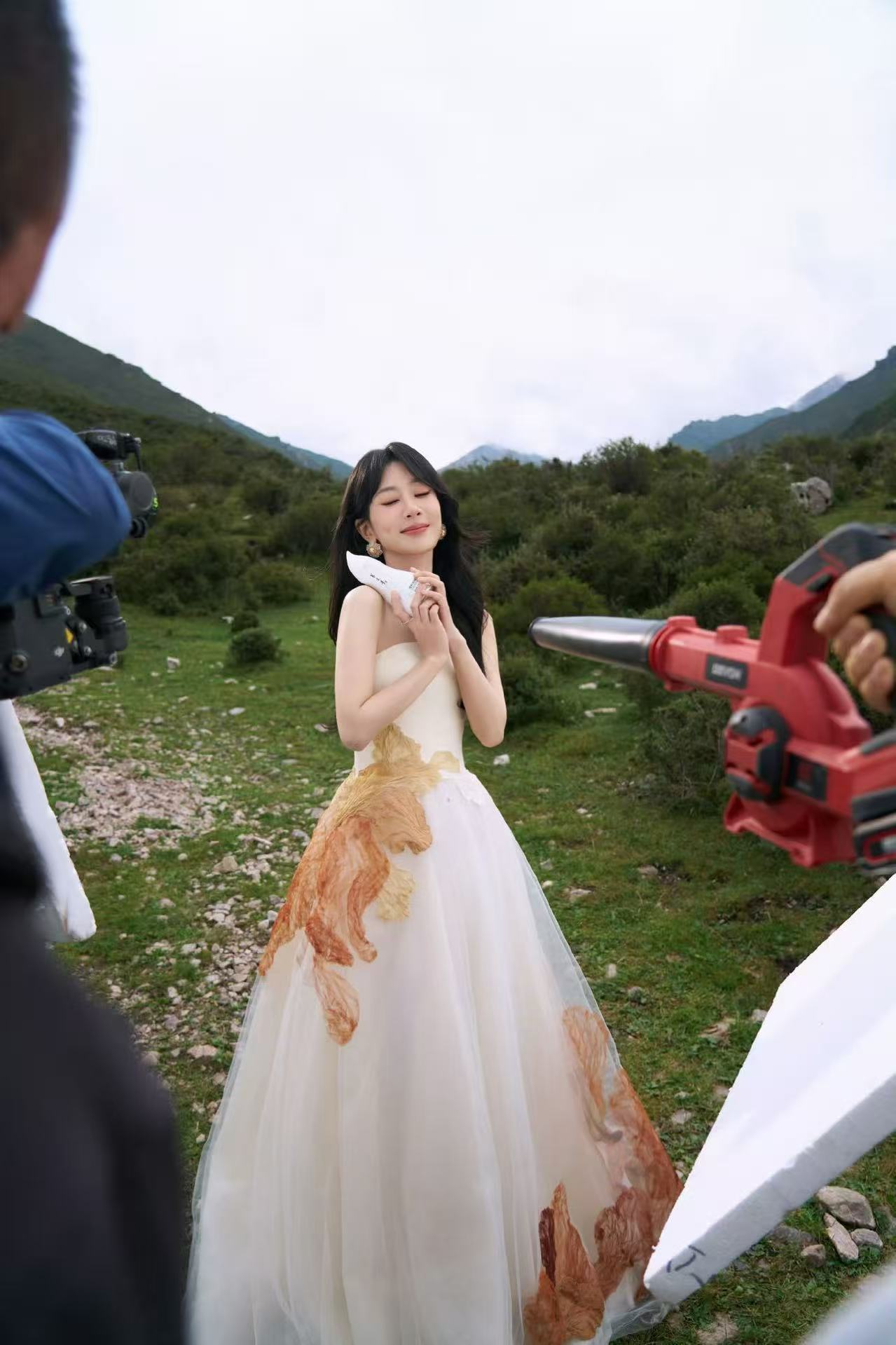 杨紫一些花絮投送杨紫开启溯源之旅杨紫一些花絮投送，开启溯源之旅，[赢牛奶][赢牛